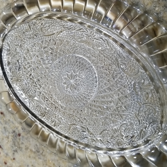 2/$6 Crystal Clear Trellis 8 1/2" platter - Picture 4 of 4